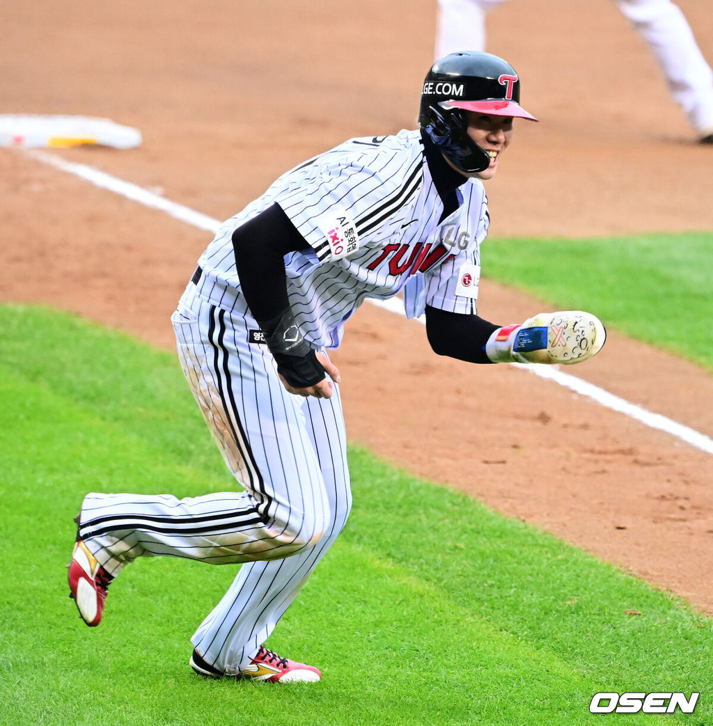 26일 오후 서울 잠실야구장에서 2025 신한 SOL Bank KBO리그 포스트시즌 한국시리즈 1차전 LG 트윈스와 한화 이글스의 경기가 열렸다.LG는 앤더스 톨허스트, 한화는 문동주를 선발 투수로 내세웠다.6회말 2사 1,2루에서 LG 홍창기가 김현수의 좌전 적시타에 홈으로 내달리다 넘어졌다가 다시 일어나 달리고 있다. 2025.10.26 /jpnews@osen.co.kr