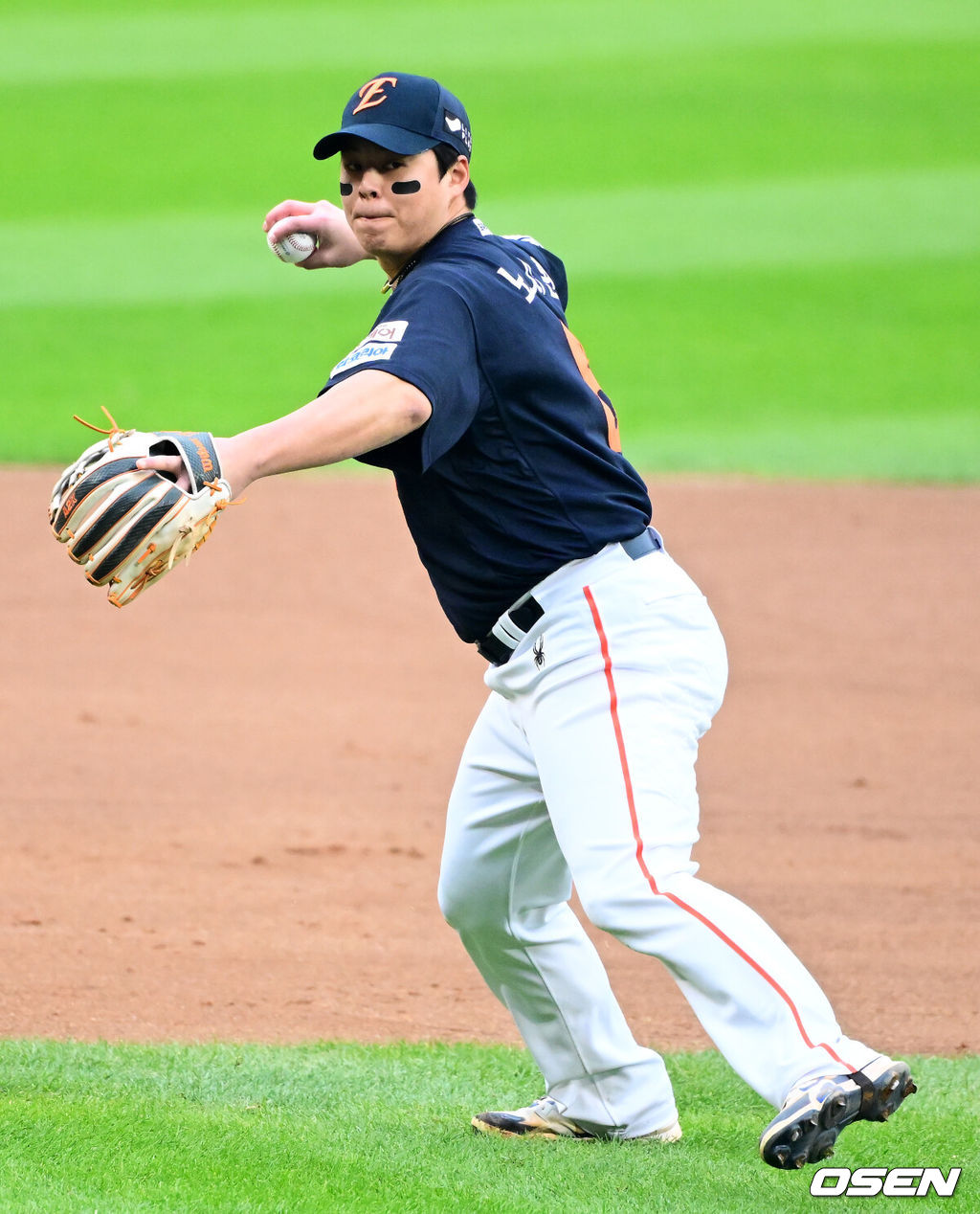 26일 오후 서울 잠실야구장에서 2025 신한 SOL Bank KBO리그 포스트시즌 한국시리즈 1차전 LG 트윈스와 한화 이글스의 경기가 열렸다.LG는 앤더스 톨허스트, 한화는 문동주를 선발 투수로 내세웠다.5회말 1사 3루에서 한화 노시환이 LG 오스틴의 3루 땅볼에 송구 실책을 범하고 있다. 2025.10.26 /jpnews@osen.co.kr