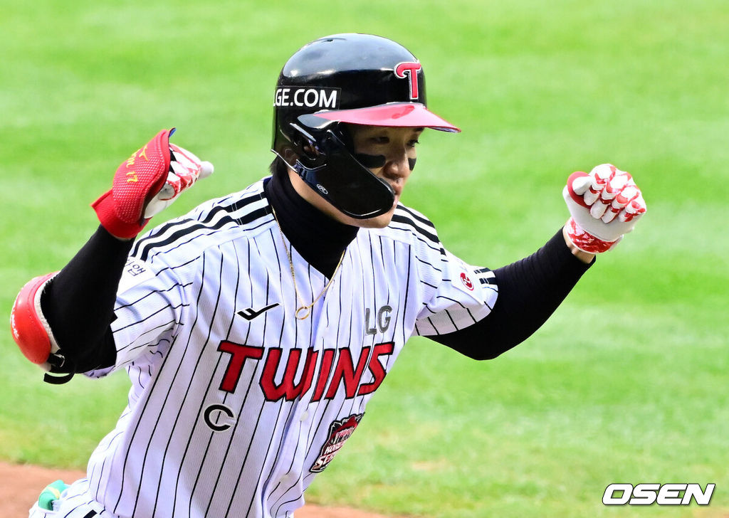 26일 오후 서울 잠실야구장에서 2025 신한 SOL Bank KBO리그 포스트시즌 한국시리즈 1차전 LG 트윈스와 한화 이글스의 경기가 열렸다.LG는 앤더스 톨허스트, 한화는 문동주를 선발 투수로 내세웠다.5회초 무사에서LG 박해민이 좌월 솔로포를 날리며 기뻐하고 있다. 2025.10.26 /jpnews@osen.co.kr