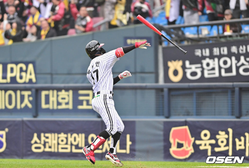 26일 오후 서울 잠실야구장에서 2025 신한 SOL Bank KBO리그 포스트시즌 한국시리즈 1차전 LG 트윈스와 한화 이글스의 경기가 열렸다.LG는 앤더스 톨허스트, 한화는 문동주를 선발 투수로 내세웠다.5회말 LG 선두타자 박해민이 솔로홈런을 날리고 방망이를 던지고 있다. 2025.10.26 / soul1014@osen.co.kr
