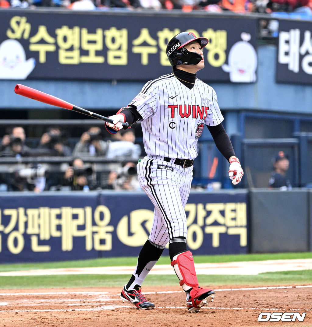 26일 오후 서울 잠실야구장에서 2025 신한 SOL Bank KBO리그 포스트시즌 한국시리즈 1차전 LG 트윈스와 한화 이글스의 경기가 열렸다.LG는 앤더스 톨허스트, 한화는 문동주를 선발 투수로 내세웠다.5회말 무사에서 LG 박해민이 우월 솔로 홈런을 치고 있다. 2025.10.26 /sunday@osen.co.kr