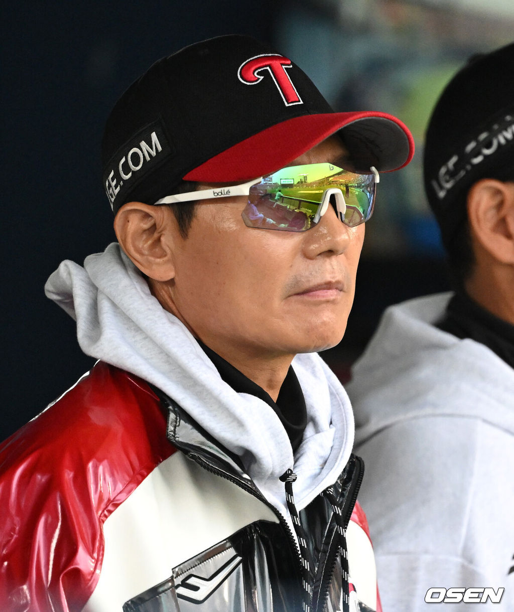 LG가 시리즈 기선을 제대로 제압하고 우승확률 73.2%를 따냈다. 프로야구 LG 트윈스는 26일 서울 잠실구장에서 열린 2025 신한 SOL뱅크 KBO 한국시리즈(7전 4선승제) 한화 이글스와의 1차전에서 8-2로 승리했다. 9회초 한화 선수들이 그라운드를 바라보고 있다. 2025.10.26 /sunday@osen.co.kr