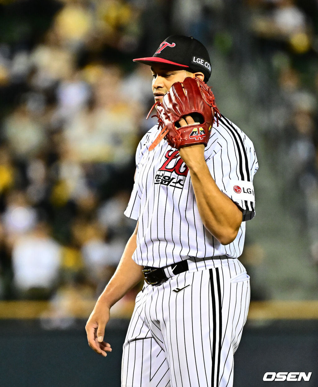 1일 서울 잠실구장에서 ‘2025 신한 SOL Bank KBO리그’ LG 트윈스와 NC 다이노스의 경기가 열렸다.LG는 우승 매직넘버 ‘1’을 남겨두고 있다. 시즌 마지막 경기에서 우승 샴페인을 터뜨릴 수 있다. NC는 전날 KT에 9-4 승리를 거두며 5위로 올라섰다. 6위 KT에 승차없이 승률에 앞선 5위다. 3회초 1사 3루에서 LG 치리노스가 NC 최원준에 동점 1타점 우전 적시타를 허용하며 아쉬워하고 있다. 2025.10.01 /jpnews@osen.co.kr