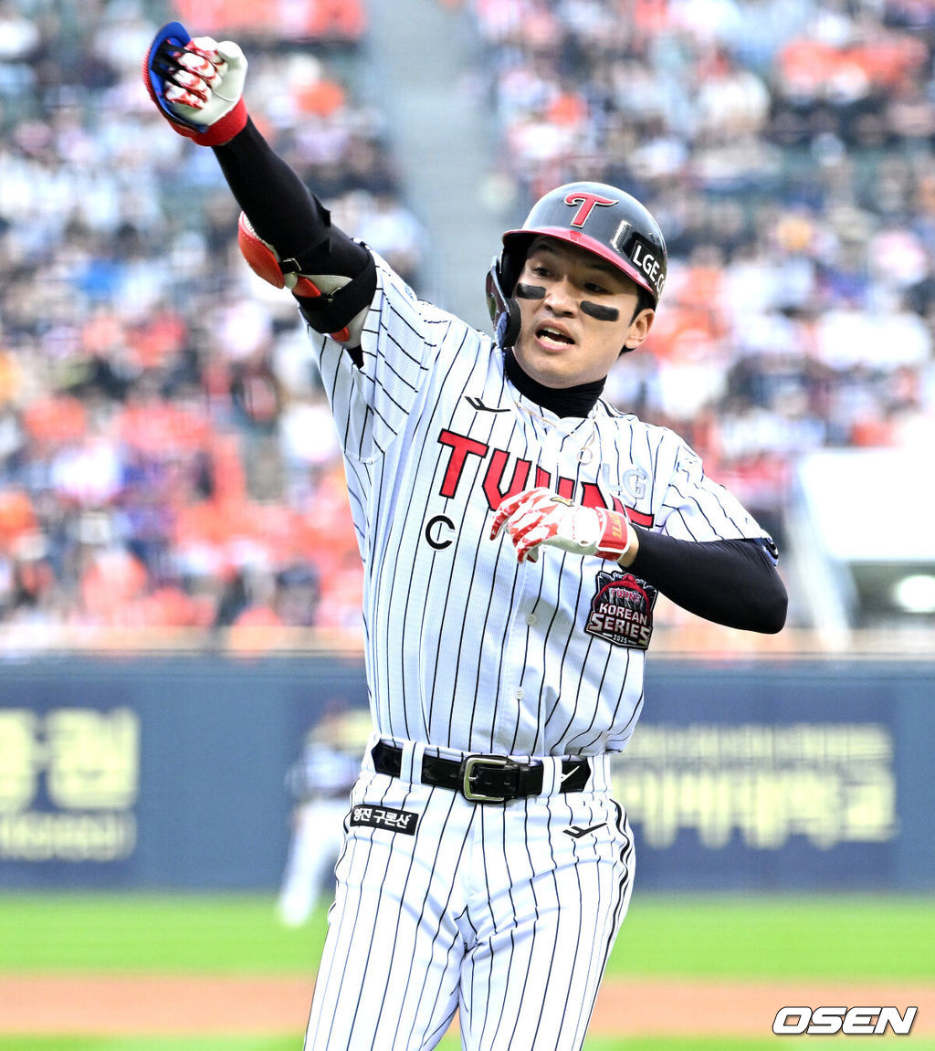 26일 오후 서울 잠실야구장에서 2025 신한 SOL Bank KBO리그 포스트시즌 한국시리즈 1차전 LG 트윈스와 한화 이글스의 경기가 열렸다.LG는 앤더스 톨허스트, 한화는 문동주를 선발 투수로 내세웠다.5회말 무사에서 LG 박해민이 우월 솔로 홈런을 치고 환호하고 있다. 2025.10.26 /sunday@osen.co.kr