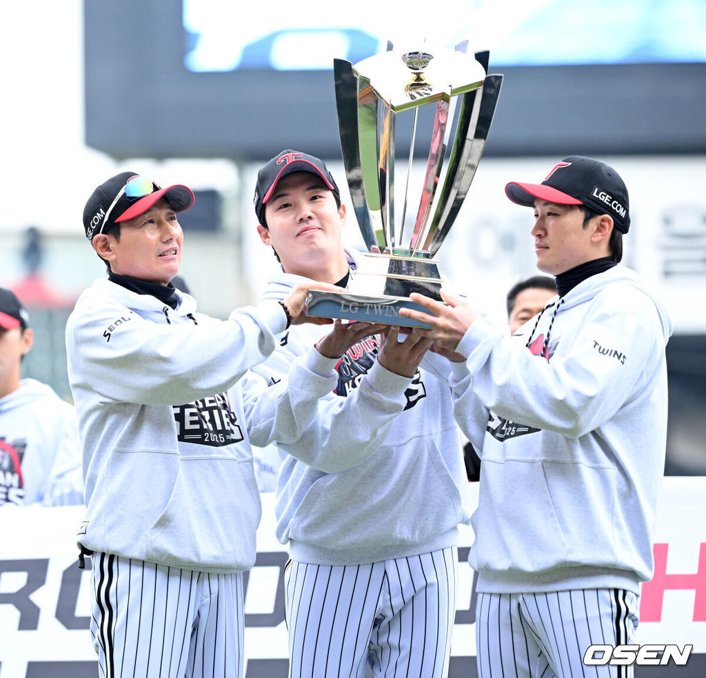 26일 오후 서울 잠실야구장에서 2025 신한 SOL Bank KBO리그 포스트시즌 한국시리즈 1차전 LG 트윈스와 한화 이글스의 경기가 열렸다.LG는 앤더스 톨허스트, 한화는 문동주를 선발 투수로 내세웠다.경기에 앞서 LG 트윈스의 정규 시즌 우승 기념 행사가 열렸다. LG 염경엽 감독, 임찬규, 박해민이 트로피를 들고 포즈를 취하고 있다.2025.10.26 /sunday@osen.co.kr