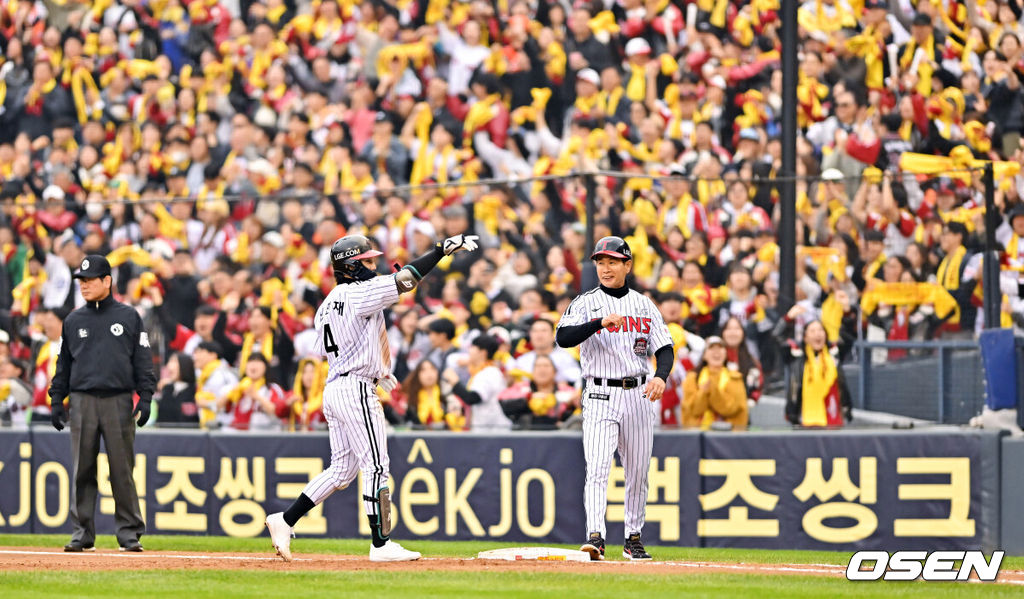 26일 오후 서울 잠실야구장에서 2025 신한 SOL Bank KBO리그 포스트시즌 한국시리즈 1차전 LG 트윈스와 한화 이글스의 경기가 열렸다.LG는 앤더스 톨허스트, 한화는 문동주를 선발 투수로 내세웠다.6회말 1사 만루 LG 신민재가 2타점 적시타를 날리고 세리머니를 하고 있다.   2025.10.26 / soul1014@osen.co.kr