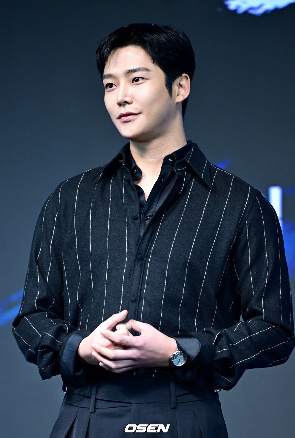 23일 오전 서울 논현동 엘리에나 호텔에서 디즈니+ 오리지널 시리즈 '탁류' 제작발표회가 열렸다.‘탁류’는 조선의 모든 돈과 물자가 모여드는 경강을 둘러싸고 혼탁한 세상을 뒤집고 사람답게 살기 위해 각기 다른 꿈을 꿨던 이들의 운명 개척 액션 드라마다.배우 로운이 포토타임을 하고 있다. 2025.09.23 / dreamer@osen.co.kr