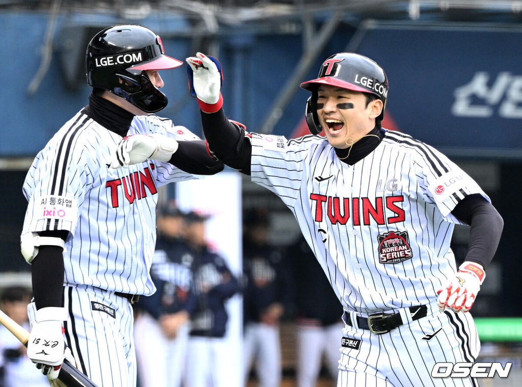 26일 오후 서울 잠실야구장에서 2025 신한 SOL Bank KBO리그 포스트시즌 한국시리즈 1차전 LG 트윈스와 한화 이글스의 경기가 열렸다.LG는 앤더스 톨허스트, 한화는 문동주를 선발 투수로 내세웠다.5회말 무사에서 LG 박해민이 우월 솔로 홈런을 치고 환호하고 있다. 2025.10.26 /sunday@osen.co.kr