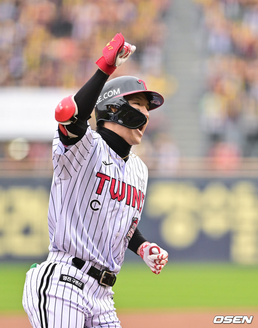 26일 오후 서울 잠실야구장에서 2025 신한 SOL Bank KBO리그 포스트시즌 한국시리즈 1차전 LG 트윈스와 한화 이글스의 경기가 열렸다.LG는 앤더스 톨허스트, 한화는 문동주를 선발 투수로 내세웠다.5회말 LG 선두타자 박해민이 솔로홈런을 날리고 환호하며 베이스를 돌고 있다.   2025.10.26 / soul1014@osen.co.kr