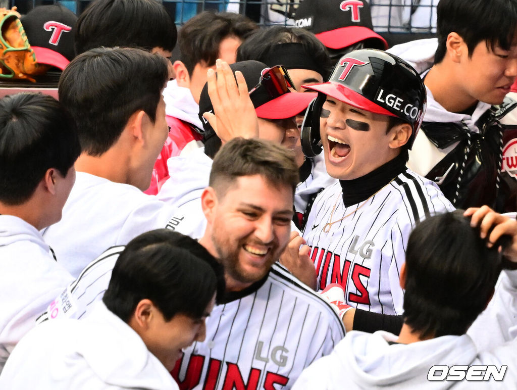 26일 오후 서울 잠실야구장에서 2025 신한 SOL Bank KBO리그 포스트시즌 한국시리즈 1차전 LG 트윈스와 한화 이글스의 경기가 열렸다.LG는 앤더스 톨허스트, 한화는 문동주를 선발 투수로 내세웠다.5회초 무사에서LG 박해민이 좌월 솔로포를 날리고 동료선수들과 기뻐하고 있다. 2025.10.26 /jpnews@osen.co.kr