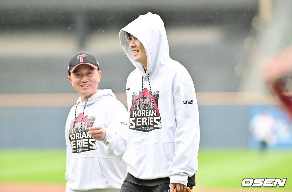 26일 오후 서울 잠실야구장에서 2025 신한 SOL Bank KBO리그 포스트시즌 한국시리즈 1차전 LG 트윈스와 한화 이글스의 경기가 열렸다.LG는 앤더스 톨허스트, 한화는 문동주를 선발 투수로 내세웠다.경기에 앞서 LG 임찬규가 훈련을 마치고 더그아웃으로 들어가고 있다.   2025.10.26 / soul1014@osen.co.kr