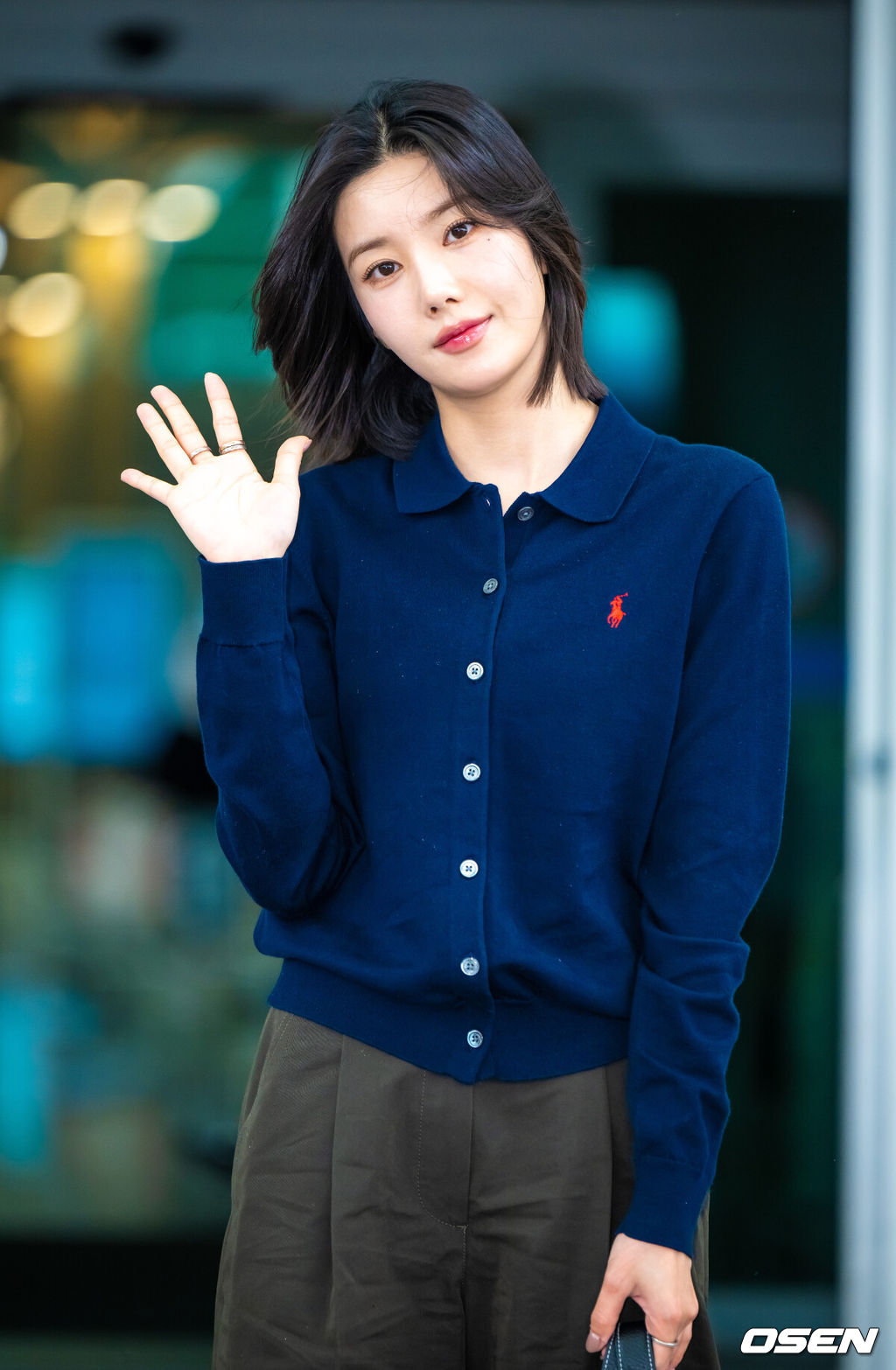 가수 권은비가 19일 인천국제공항을 통해 대만 단독콘서트 참석 차 대만으로 출국했다.권은비는 ‘프로듀스48’을 통해 아이즈원으로 데뷔한 뒤 2021년부터 솔로 활동을 이어오며, 최근 ‘워터밤 발리 2025’에서 매혹적인 퍼포먼스로 ‘워터밤 여신’이라 불리며 주목받았다.가수 권은비가 포즈를 취하고 있다. 2025.09.19 / soul1014@osen.co.kr