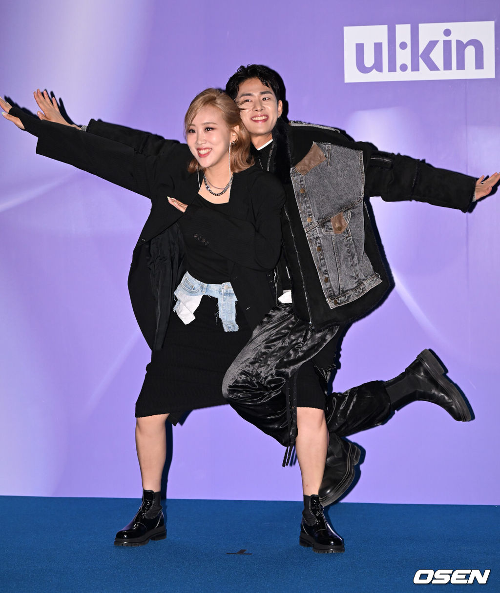 15일 오후 서울 동대문 디자인플라자(DDP)에서 2023 S/S 서울패션위크 얼킨(ulkin) 포토월 행사가 열렸다.<br /><br />엔조이커플 손민수와 임라라가 패션쇼 셀럽으로 참석해 포즈를 취하고 있다.  2022.10.15 / soul1014@osen.co.kr