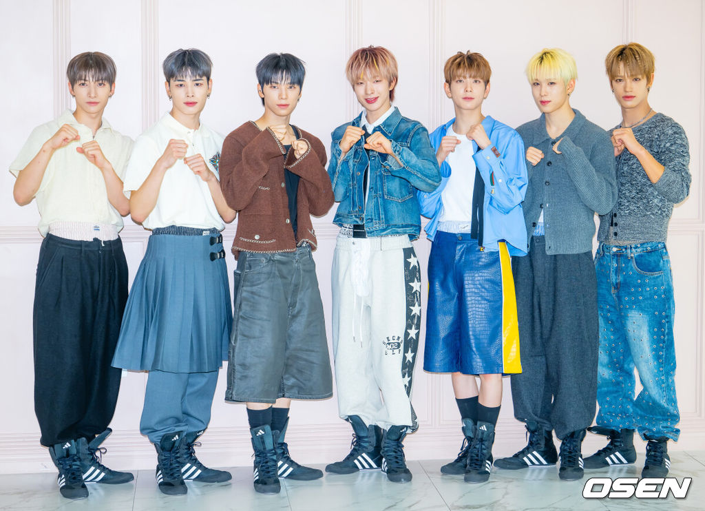 27일 미니 3집 ‘비트복서(Beat-Boxer)’로 컴백하는 JYP엔터테인먼트 신인 보이그룹 넥스지 (NEXZ)가 최근 서울 성동구 성수동의 한 카페에서 발매 기념 라운드 인터뷰 및 포토콜 행사를 가졌다.넥스지의 컴백 타이틀곡 'Beat-Boxer'는 'Beat'와 'Boxer'를 합성해 힙하고 신나는 사운드를 표현했다. 제목처럼 넥스지는 자신만의 음악과 퍼포먼스로 무대를 박살 내겠다는 각오다. 또 신곡 안무 창작에 토모야 유우 하루가 직접 참여해 그룹의 강점과 개성을 한층 살렸다.넥스지 멤버들이 카메라 앞에서 포즈를 취하고 있다. 2025.10.27 /rumi@osen.co.kr