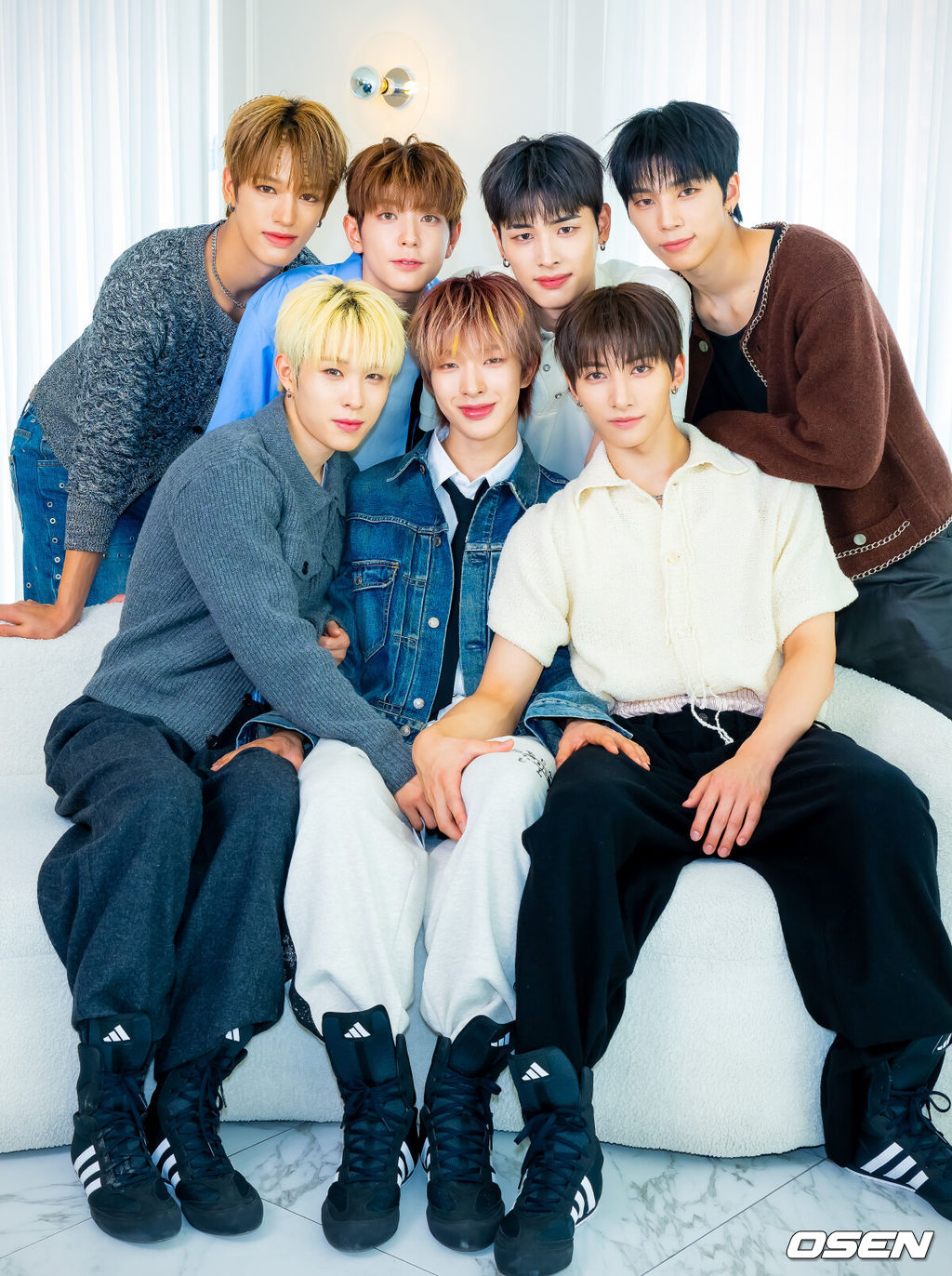 27일 미니 3집 ‘비트복서(Beat-Boxer)’로 컴백하는 JYP엔터테인먼트 신인 보이그룹 넥스지 (NEXZ)가 최근 서울 성동구 성수동의 한 카페에서 발매 기념 라운드 인터뷰 및 포토콜 행사를 가졌다.넥스지의 컴백 타이틀곡 'Beat-Boxer'는 'Beat'와 'Boxer'를 합성해 힙하고 신나는 사운드를 표현했다. 제목처럼 넥스지는 자신만의 음악과 퍼포먼스로 무대를 박살 내겠다는 각오다. 또 신곡 안무 창작에 토모야 유우 하루가 직접 참여해 그룹의 강점과 개성을 한층 살렸다.넥스지 멤버들이 카메라 앞에서 포즈를 취하고 있다. 2025.10.27 /rumi@osen.co.kr