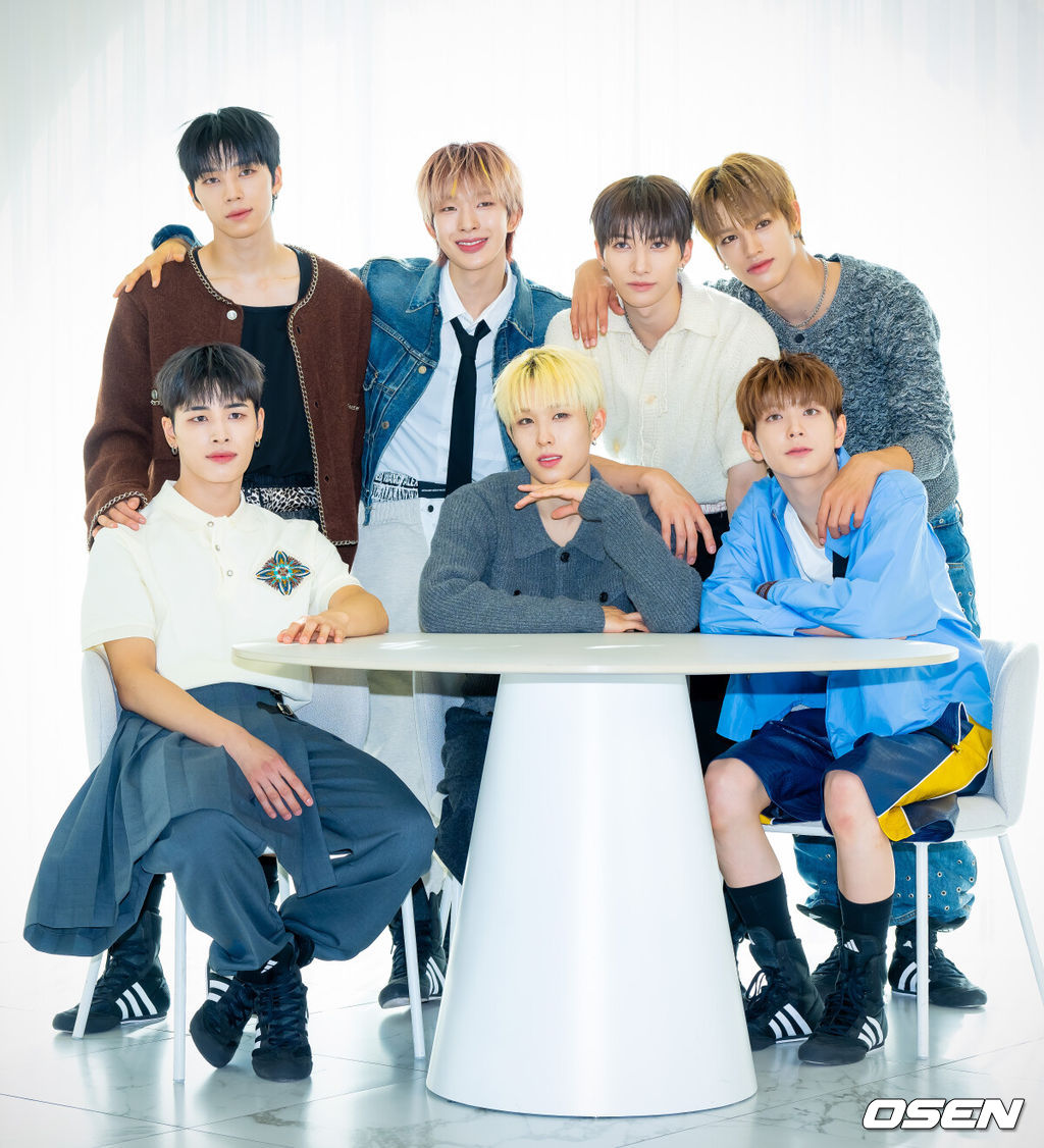 27일 미니 3집 ‘비트복서(Beat-Boxer)’로 컴백하는 JYP엔터테인먼트 신인 보이그룹 넥스지 (NEXZ)가 최근 서울 성동구 성수동의 한 카페에서 발매 기념 라운드 인터뷰 및 포토콜 행사를 가졌다.넥스지의 컴백 타이틀곡 'Beat-Boxer'는 'Beat'와 'Boxer'를 합성해 힙하고 신나는 사운드를 표현했다. 제목처럼 넥스지는 자신만의 음악과 퍼포먼스로 무대를 박살 내겠다는 각오다. 또 신곡 안무 창작에 토모야 유우 하루가 직접 참여해 그룹의 강점과 개성을 한층 살렸다.넥스지 멤버들이 카메라 앞에서 포즈를 취하고 있다. 2025.10.27 /rumi@osen.co.kr