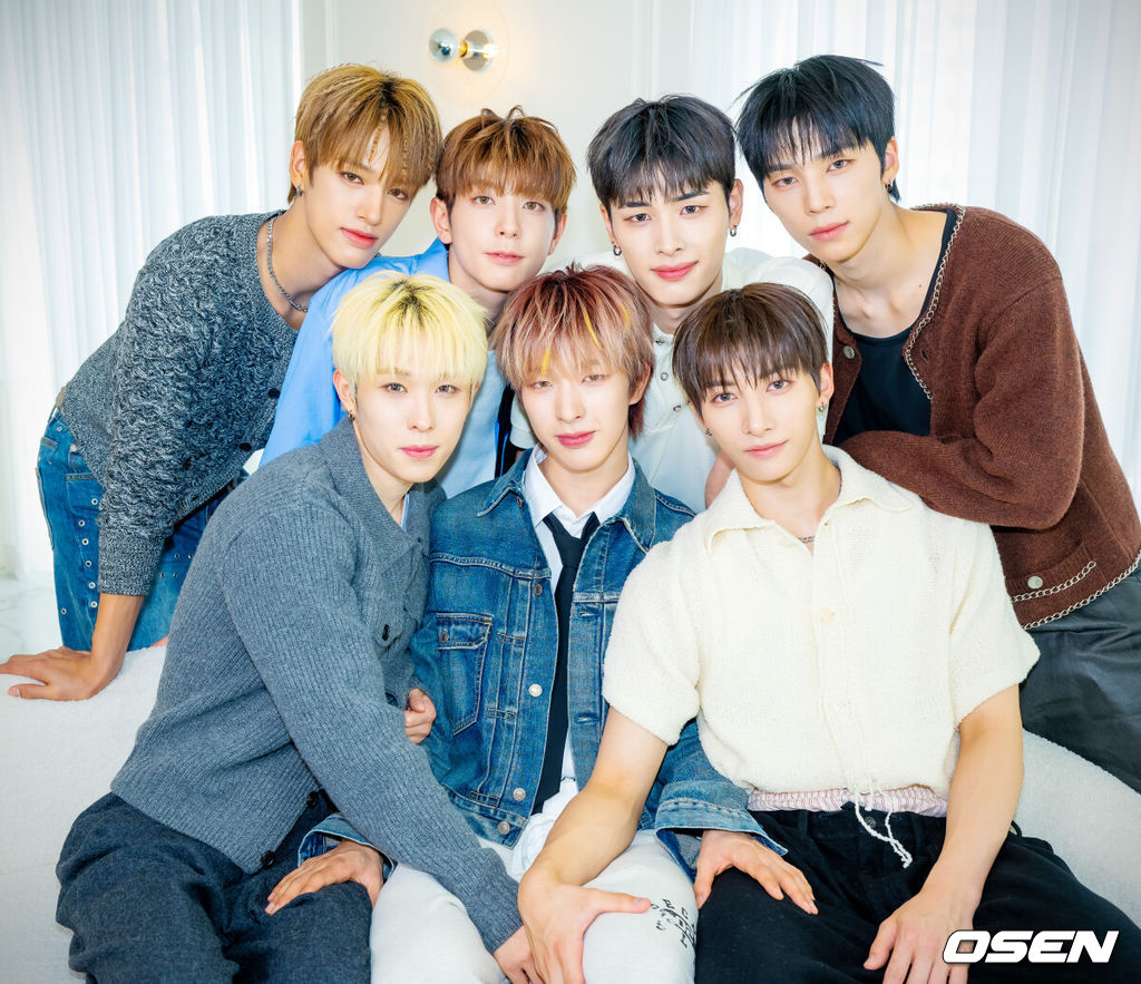 27일 미니 3집 ‘비트복서(Beat-Boxer)’로 컴백하는 JYP엔터테인먼트 신인 보이그룹 넥스지 (NEXZ)가 최근 서울 성동구 성수동의 한 카페에서 발매 기념 라운드 인터뷰 및 포토콜 행사를 가졌다.넥스지의 컴백 타이틀곡 'Beat-Boxer'는 'Beat'와 'Boxer'를 합성해 힙하고 신나는 사운드를 표현했다. 제목처럼 넥스지는 자신만의 음악과 퍼포먼스로 무대를 박살 내겠다는 각오다. 또 신곡 안무 창작에 토모야 유우 하루가 직접 참여해 그룹의 강점과 개성을 한층 살렸다.넥스지 멤버들이 카메라 앞에서 포즈를 취하고 있다. 2025.10.27 /rumi@osen.co.kr