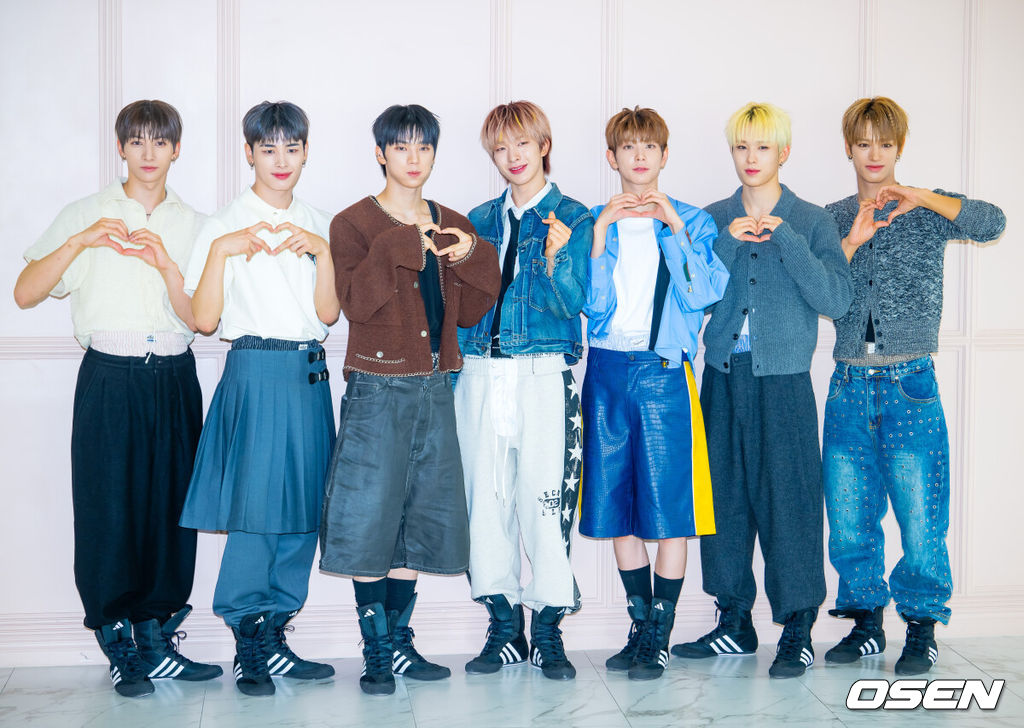 27일 미니 3집 ‘비트복서(Beat-Boxer)’로 컴백하는 JYP엔터테인먼트 신인 보이그룹 넥스지 (NEXZ)가 최근 서울 성동구 성수동의 한 카페에서 발매 기념 라운드 인터뷰 및 포토콜 행사를 가졌다.넥스지의 컴백 타이틀곡 'Beat-Boxer'는 'Beat'와 'Boxer'를 합성해 힙하고 신나는 사운드를 표현했다. 제목처럼 넥스지는 자신만의 음악과 퍼포먼스로 무대를 박살 내겠다는 각오다. 또 신곡 안무 창작에 토모야 유우 하루가 직접 참여해 그룹의 강점과 개성을 한층 살렸다.넥스지 멤버들이 카메라 앞에서 포즈를 취하고 있다. 2025.10.27 /rumi@osen.co.kr