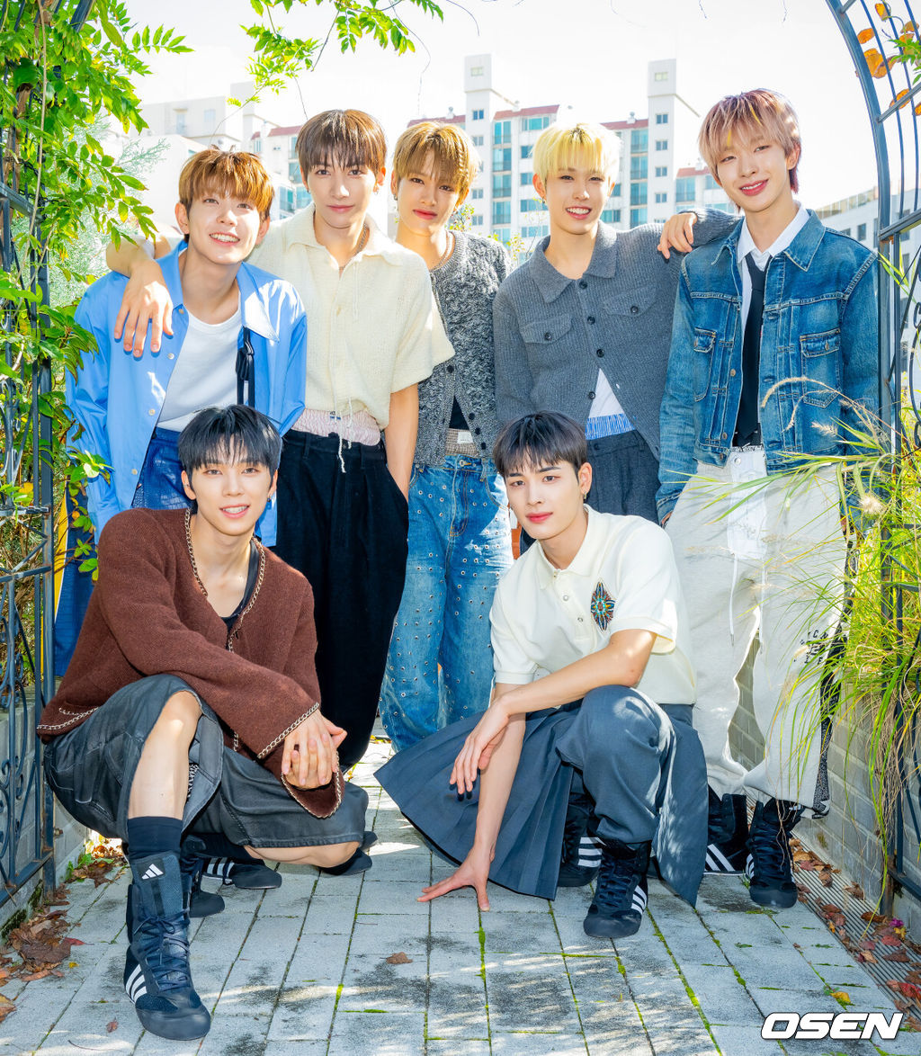 27일 미니 3집 ‘비트복서(Beat-Boxer)’로 컴백하는 JYP엔터테인먼트 신인 보이그룹 넥스지 (NEXZ)가 최근 서울 성동구 성수동의 한 카페에서 발매 기념 라운드 인터뷰 및 포토콜 행사를 가졌다.넥스지의 컴백 타이틀곡 'Beat-Boxer'는 'Beat'와 'Boxer'를 합성해 힙하고 신나는 사운드를 표현했다. 제목처럼 넥스지는 자신만의 음악과 퍼포먼스로 무대를 박살 내겠다는 각오다. 또 신곡 안무 창작에 토모야 유우 하루가 직접 참여해 그룹의 강점과 개성을 한층 살렸다.넥스지 멤버들이 카메라 앞에서 포즈를 취하고 있다. 2025.10.27 /rumi@osen.co.kr