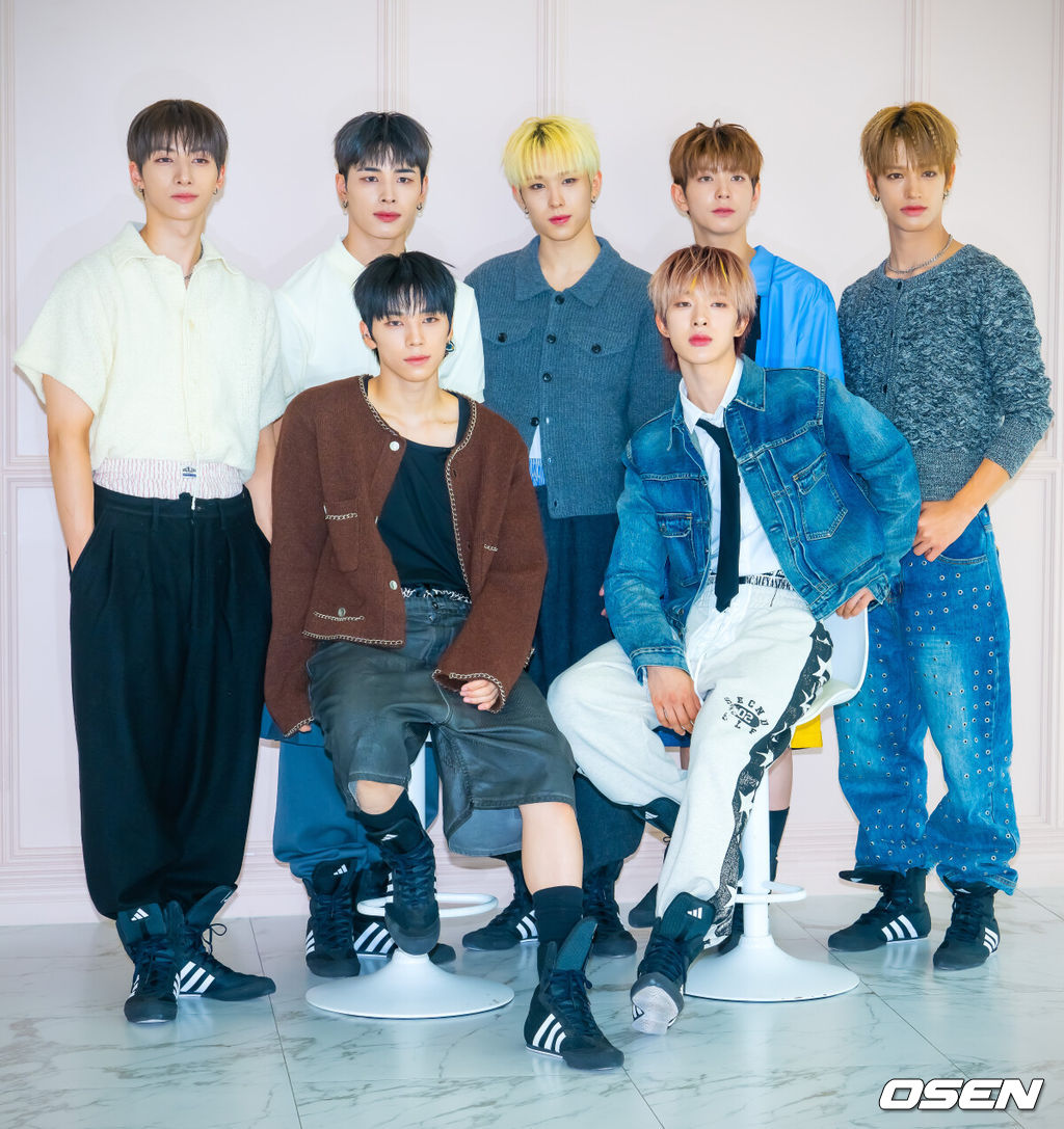 27일 미니 3집 ‘비트복서(Beat-Boxer)’로 컴백하는 JYP엔터테인먼트 신인 보이그룹 넥스지 (NEXZ)가 최근 서울 성동구 성수동의 한 카페에서 발매 기념 라운드 인터뷰 및 포토콜 행사를 가졌다.넥스지의 컴백 타이틀곡 'Beat-Boxer'는 'Beat'와 'Boxer'를 합성해 힙하고 신나는 사운드를 표현했다. 제목처럼 넥스지는 자신만의 음악과 퍼포먼스로 무대를 박살 내겠다는 각오다. 또 신곡 안무 창작에 토모야 유우 하루가 직접 참여해 그룹의 강점과 개성을 한층 살렸다.넥스지 멤버들이 카메라 앞에서 포즈를 취하고 있다. 2025.10.27 /rumi@osen.co.kr