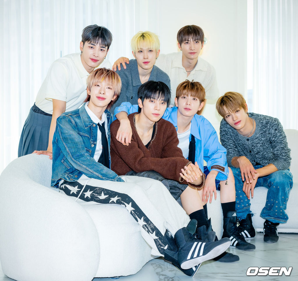 27일 미니 3집 ‘비트복서(Beat-Boxer)’로 컴백하는 JYP엔터테인먼트 신인 보이그룹 넥스지 (NEXZ)가 최근 서울 성동구 성수동의 한 카페에서 발매 기념 라운드 인터뷰 및 포토콜 행사를 가졌다.넥스지의 컴백 타이틀곡 'Beat-Boxer'는 'Beat'와 'Boxer'를 합성해 힙하고 신나는 사운드를 표현했다. 제목처럼 넥스지는 자신만의 음악과 퍼포먼스로 무대를 박살 내겠다는 각오다. 또 신곡 안무 창작에 토모야 유우 하루가 직접 참여해 그룹의 강점과 개성을 한층 살렸다.넥스지 멤버들이 카메라 앞에서 포즈를 취하고 있다. 2025.10.27 /rumi@osen.co.kr