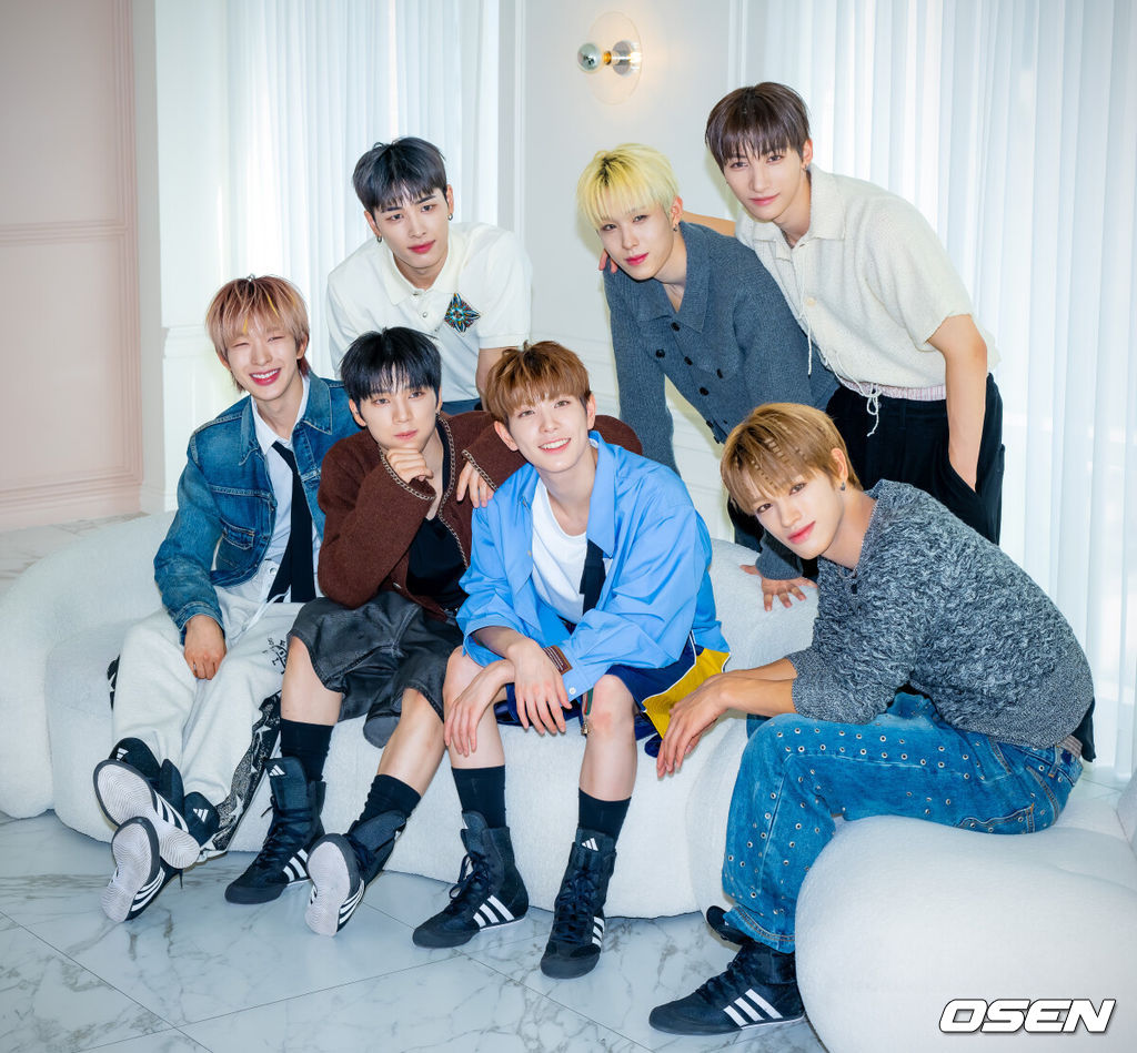 27일 미니 3집 ‘비트복서(Beat-Boxer)’로 컴백하는 JYP엔터테인먼트 신인 보이그룹 넥스지 (NEXZ)가 최근 서울 성동구 성수동의 한 카페에서 발매 기념 라운드 인터뷰 및 포토콜 행사를 가졌다.넥스지의 컴백 타이틀곡 'Beat-Boxer'는 'Beat'와 'Boxer'를 합성해 힙하고 신나는 사운드를 표현했다. 제목처럼 넥스지는 자신만의 음악과 퍼포먼스로 무대를 박살 내겠다는 각오다. 또 신곡 안무 창작에 토모야 유우 하루가 직접 참여해 그룹의 강점과 개성을 한층 살렸다.넥스지 멤버들이 카메라 앞에서 포즈를 취하고 있다. 2025.10.27 /rumi@osen.co.kr