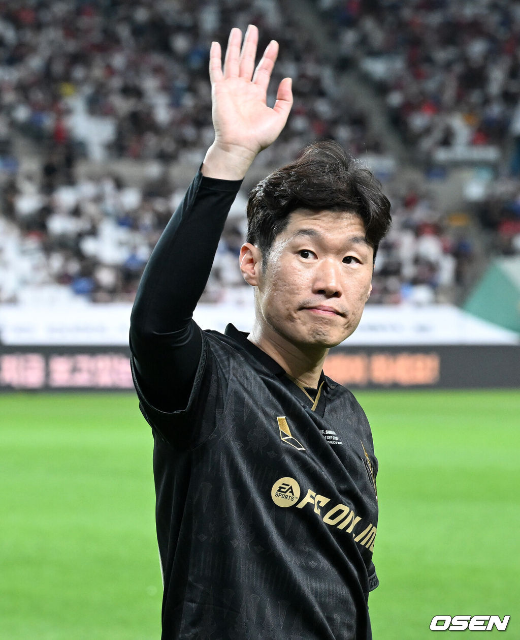 14일 오후 서울월드컵경기장에서 '2025 아이콘매치: 창의 귀환, 반격의 시작’ 경기가 열렸다.2025 아이콘매치는 넥슨 축구 게임 ‘FC 온라인’과 ‘FC 모바일’의 전설적 은퇴 선수들이 한국 경기장에서 펼치는 특별 경기다. 올해는 베일, 제라드, 카시야스가 새롭게 합류하고 아르센 벵거와 라파엘 베니테스 감독이 지략 대결을 펼친다.경기에 앞서 박지성이 관중석을 향해 인사를 하고 있다. 2025.09.14 /sunday@osen.co.kr