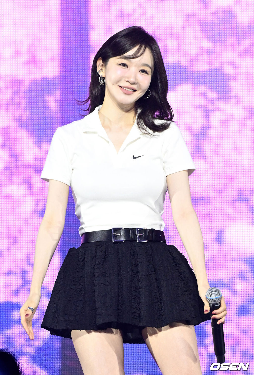 7,000명의 여성 러너들과 함께하는 ‘애프터 다크 투어 서울 10K(AFTER DARK TOUR SEOUL 10K’ 행사가 10일 오후 서울 여의도에서 개최됐다.‘나이키 애프터 다크 투어(After Dark Tour)’는 짜릿한 분위기, 목표 달성을 통한 성취감 그리고 러닝 스타일이 하나로 어우러진 축제의 장으로, 여성 러너들이 하나 된 공동체로 자신감을 고취할 수 있도록 기획됐다. 레이스 종료 후에는 미야오, 다비치, 크러쉬의 축하 퍼포먼스, 셀레브레이션 ‘드론 쇼’ 포함한 애프터 파티가 펼쳐졌다.가수 다비치 강민경이 애프터 파티 공연을 펼치고 있다. 2025.05.10 /sunday@osen.co.kr