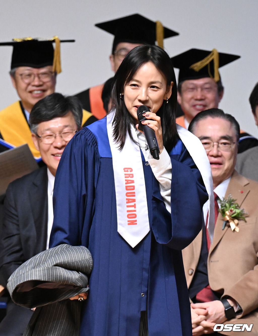 가수 이효리가 14일 오전 서울 성북구 정릉동 국민대학교에서 열린 '2023학년도 학위수여식'에 참석해 후배들을 위해 축사 후 공연을 하고 있다.<br /><br />이효리는 국민대학교 예술대학 공연예술학부 연극영화전공 98학번이다. 그는 지난해 가을 국민대학교 축제에도 깜짝 방문해 화제를 모은 다 있다. 2024.02.14 /cej@osen.co.kr