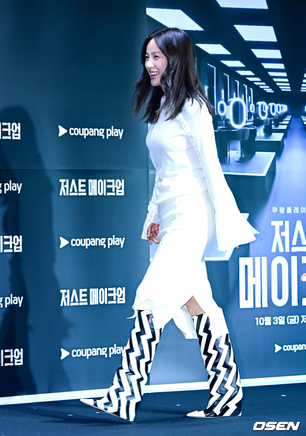 1일 오후 서울 광진구 자양동 풀만 앰버서더 서울 이스트폴에서 쿠팡플레이 예능 '저스트 메이크업' 제작발표회가 열렸다.<br /><br />'저스트 메이크업'은 대한민국을 넘어 세계적으로 K-뷰티를 대표하는 메이크업 아티스트들이 자신만의 색깔로 치열하게 맞붙는 초대형 메이크업 서바이벌으로 오는 10월 3일 첫 방송된다.<br /><br />가수 이효리가 포토타임을 하고 있다. 2025.10.01 /jpnews@osen.co.kr