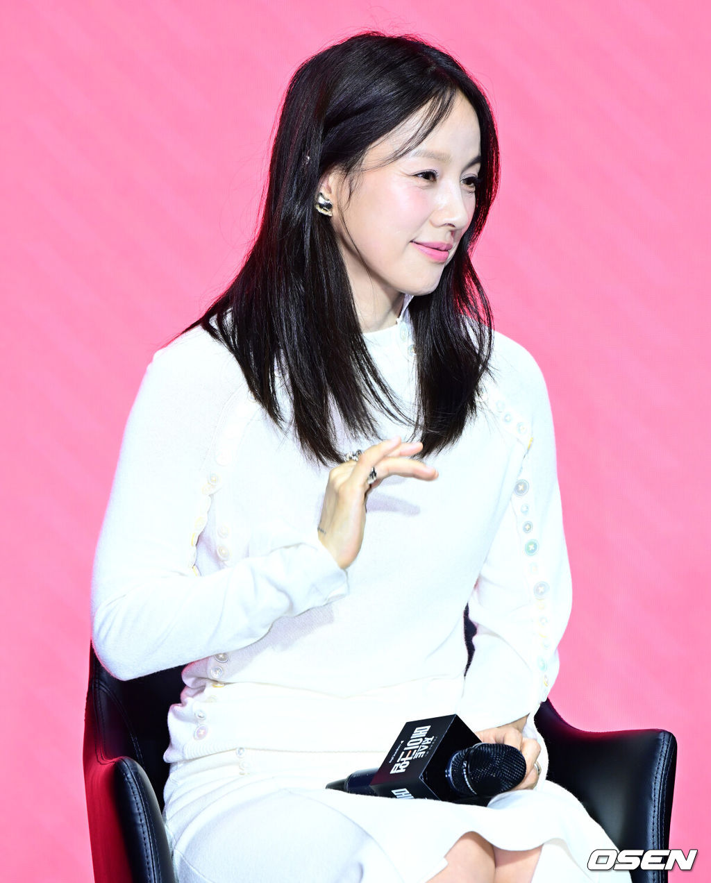 1일 오후 서울 광진구 자양동 풀만 앰버서더 서울 이스트폴에서 쿠팡플레이 예능 '저스트 메이크업' 제작발표회가 열렸다.<br /><br />'저스트 메이크업'은 대한민국을 넘어 세계적으로 K-뷰티를 대표하는 메이크업 아티스트들이 자신만의 색깔로 치열하게 맞붙는 초대형 메이크업 서바이벌으로 오는 10월 3일 첫 방송된다.<br /><br />가수 이효리가 간담회를 하고 있다. 2025.10.01 /jpnews@osen.co.kr