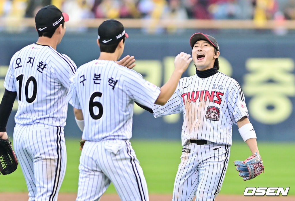 한 달 가까이 쉰 정규시즌 1위팀이 한국시리즈 1차전에서 이렇게 맹타를 휘두른 경기가 있었나. LG 트윈스가 시리즈 기선을 제대로 제압하고 우승확률 73.2%를 따냈다. 프로야구 LG 트윈스는 26일 서울 잠실구장에서 열린 2025 신한 SOL뱅크 KBO 한국시리즈(7전 4선승제) 한화 이글스와의 1차전에서 8-2로 승리했다. 경기종료후 LG 선수들이 승리의 기쁨을 나누고 있다.   2025.10.26 / soul1014@osen.co.kr