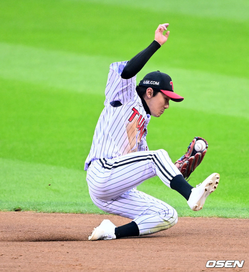 26일 오후 서울 잠실야구장에서 2025 신한 SOL Bank KBO리그 포스트시즌 한국시리즈 1차전 LG 트윈스와 한화 이글스의 경기가 열렸다.LG는 앤더스 톨허스트, 한화는 문동주를 선발 투수로 내세웠다. 7회초 1사에서 LG 신민재가 한화 이도윤의 2루 땅볼 타구를 처리하고 있다. 2025.10.26 /jpnews@osen.co.kr
