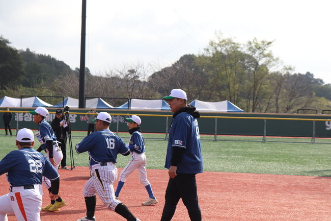2025 제3회 홍성군과 함께하는 김태균 야구캠프가 지난 25일 충남 홍성군 결성면 만해야구장에서 성황리에 개최됐다. 김태균 위원이 선수들을 지도하고 있다. /티케이오시비 제공