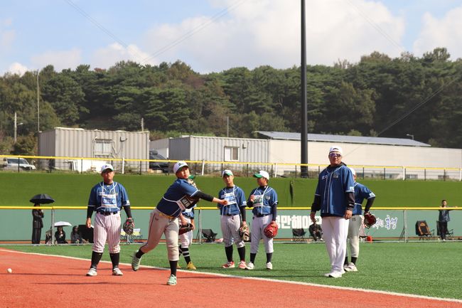 2025 제3회 홍성군과 함께하는 김태균 야구캠프가 지난 25일 충남 홍성군 결성면 만해야구장에서 성황리에 개최됐다. 김태군(KIA)이 선수들을 지도하고 있다. /티케이오시비 제공