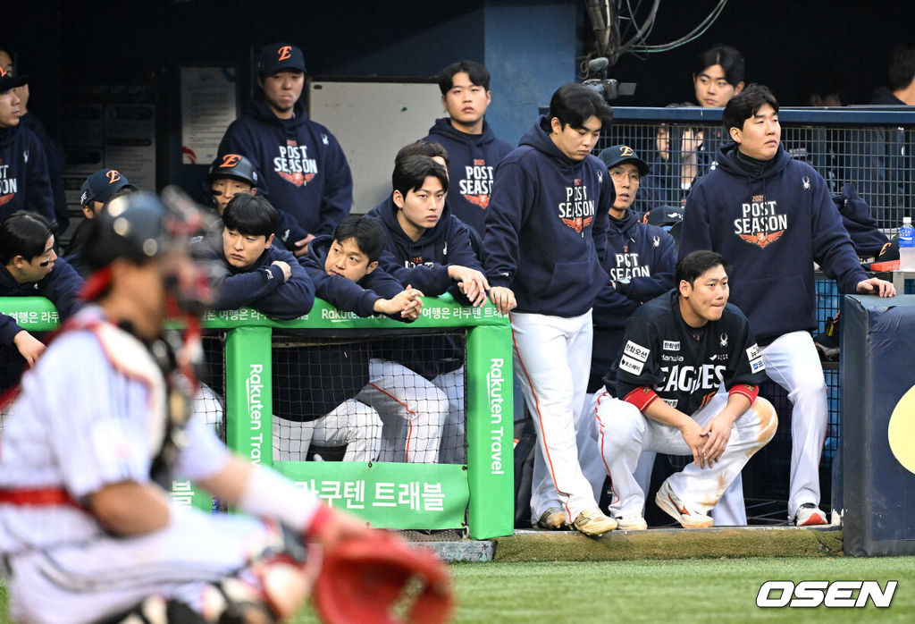 LG가 시리즈 기선을 제대로 제압하고 우승확률 73.2%를 따냈다. 프로야구 LG 트윈스는 26일 서울 잠실구장에서 열린 2025 신한 SOL뱅크 KBO 한국시리즈(7전 4선승제) 한화 이글스와의 1차전에서 8-2로 승리했다. 9회초 한화 선수들이 그라운드를 바라보고 있다. 2025.10.26 /sunday@osen.co.kr