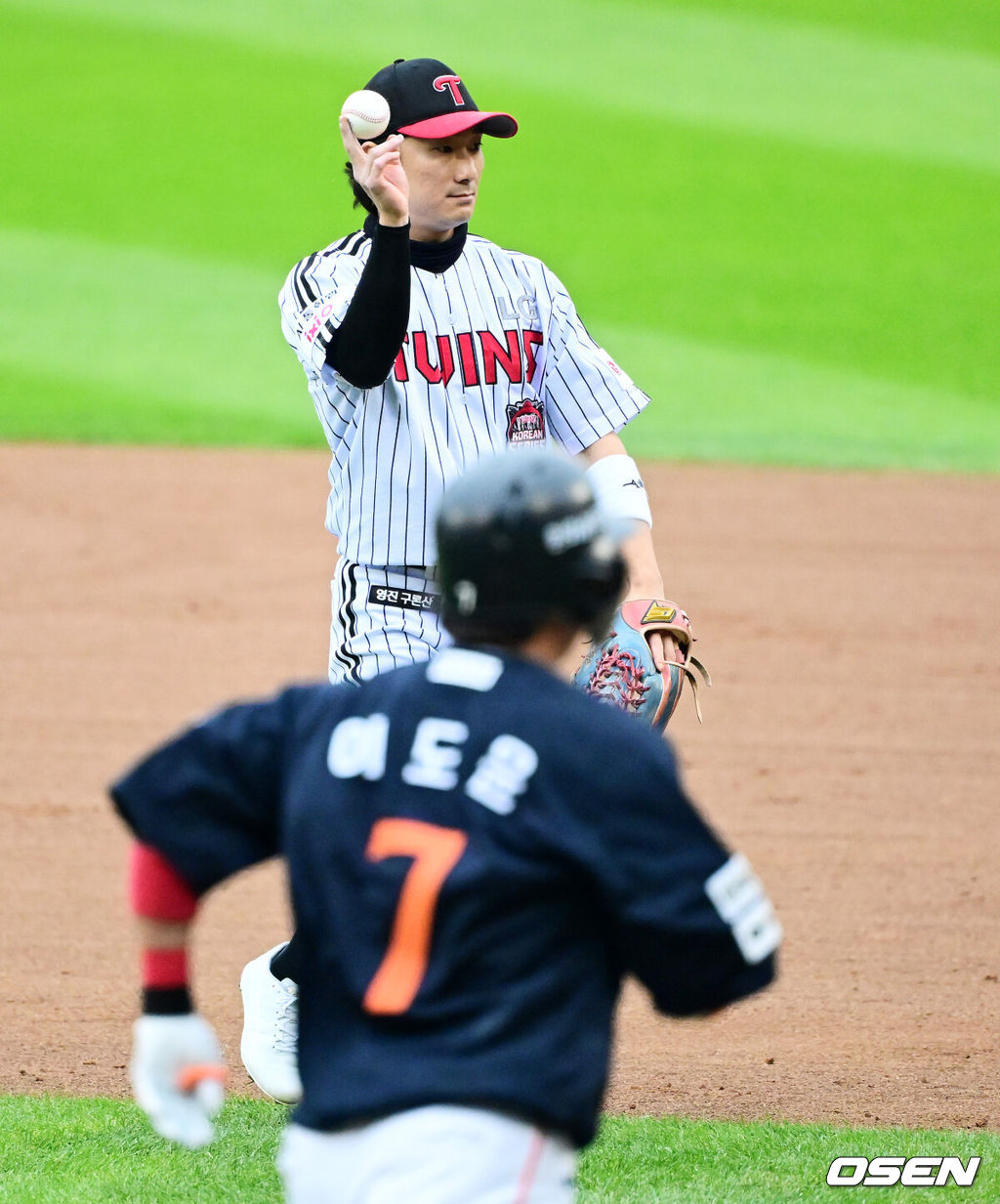 26일 오후 서울 잠실야구장에서 2025 신한 SOL Bank KBO리그 포스트시즌 한국시리즈 1차전 LG 트윈스와 한화 이글스의 경기가 열렸다.LG는 앤더스 톨허스트, 한화는 문동주를 선발 투수로 내세웠다.5회초 1사 3루에서 LG 신민재가 한화 이도윤의 2루 땅볼을 처리하고 있다. 2025.10.26 /jpnews@osen.co.kr