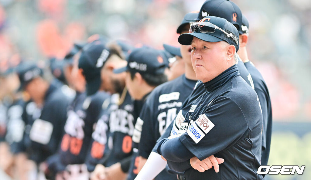  경기 앞서 한화 김경문 감독이 선수단과 함께 도열해 있다.   2025.10.26 / soul1014@osen.co.kr