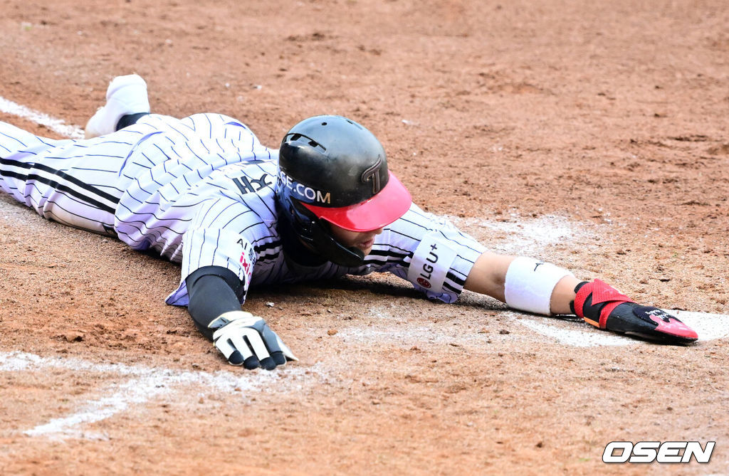 26일 오후 서울 잠실야구장에서 2025 신한 SOL Bank KBO리그 포스트시즌 한국시리즈 1차전 LG 트윈스와 한화 이글스의 경기가 열렸다.LG는 앤더스 톨허스트, 한화는 문동주를 선발 투수로 내세웠다.5회말 1사 3루에서 LG 신민재가 오스틴의 3루 땅볼에 한화 노시환의 송구 실책으로 홈에서 세이프되고 있다. 2025.10.26 /jpnews@osen.co.kr