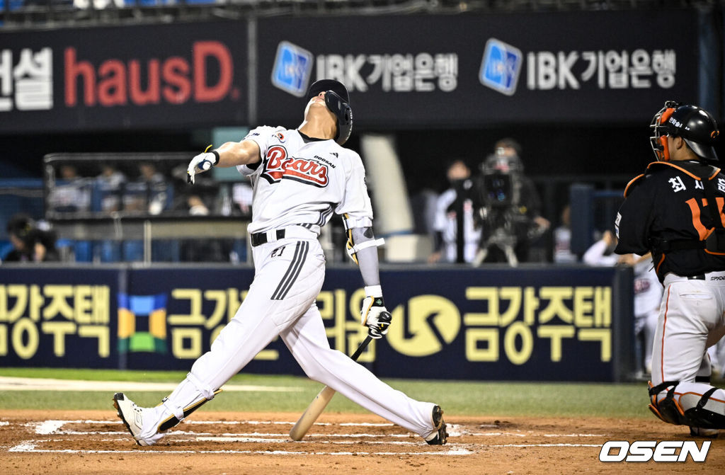 24일 오후 서울 잠실야구장에서 2025 신한 SOL Bank KBO리그 두산 베어스와 한화 이글스의 경기가 열렸다.이날 두산은 최승용, 한화는 폰세를 선발로 내세웠다.6회말 두산 선두타자 김대한이 한화 폰세에게 헛스윙 삼진으로 물러나며 아쉬워하고 있다. 2025.07.24 /cej@osen.co.kr