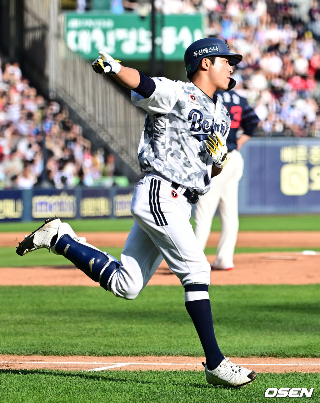 6일 오후 서울 잠실구장에서 ‘2025 신한 SOL Bank KBO리그’ 두산 베어스와 롯데 자이언츠의 경기가 열렸다.이날 두산은 잭로그, 롯데는 나균안을 선발로 내세웠다.2회말 1사에서 두산 김대한이 롯데 나균안을 상대로 좌월 솔로포를 날리며 기뻐하고 있다. 2025.06.06 /jpnews@osen.co.kr