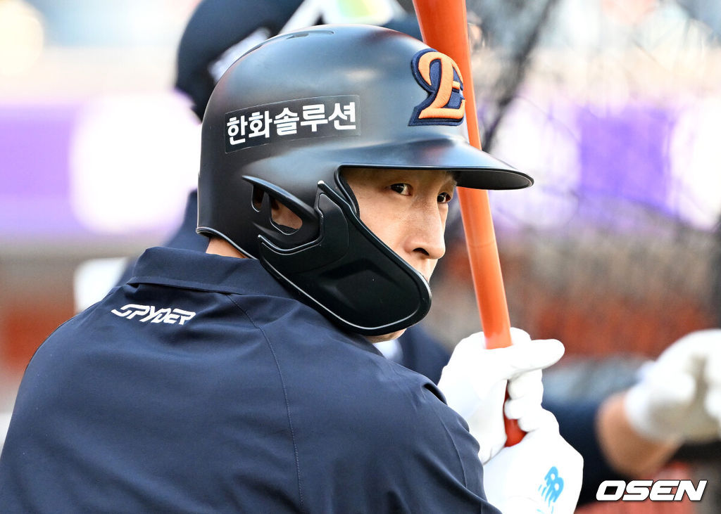 24일 오후 대전 한화생명볼파크에서 2025 신한 SOL Bank KBO리그 포스트시즌 플레이오프 5차전 한화 이글스와 삼성 라이온즈의 경기가 열렸다.한화는 코디 폰세, 삼성은 최원태를 선발 투수로 내세웠다.경기에 앞서 한화 손아섭이 훈련을 하고 있다. 2025.10.24 /sunday@osen.co.kr