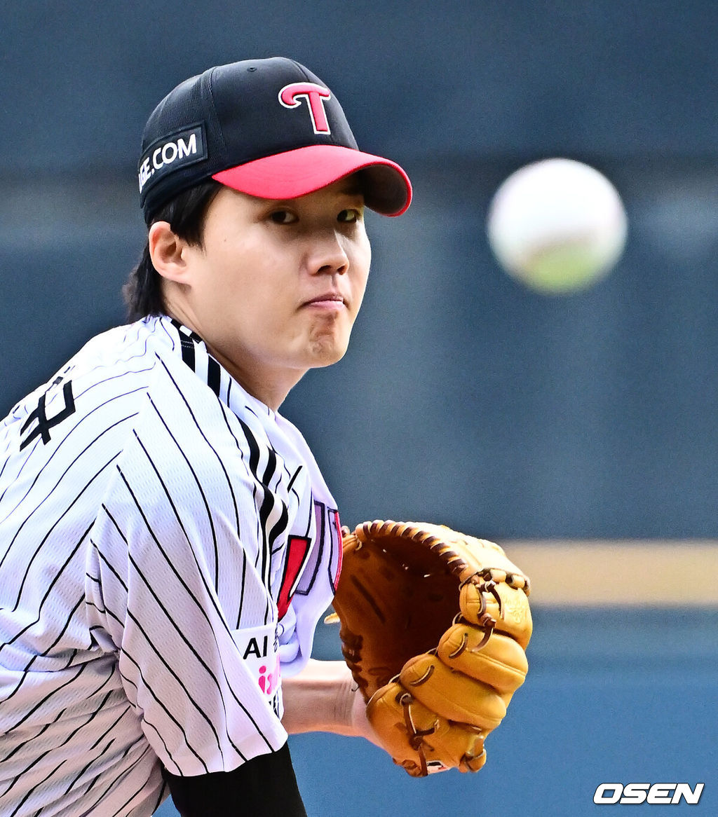 13일 오후 서울 잠실구장에서 ‘2025 신한 SOL Bank KBO리그’ LG 트윈스와 KIA 타이거즈의 경기가 열렸다.LG는 임찬규, KIA는 이의리가 선발로 나섰다.1회초 LG 임찬규가 역투하고 있다. 2025.09.13 /jpnews@osen.co.kr