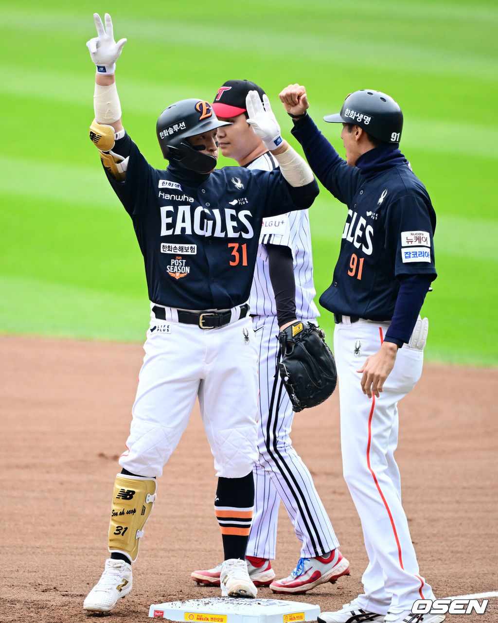 한 달 가까이 쉰 정규시즌 1위팀이 한국시리즈 1차전에서 이렇게 맹타를 휘두른 경기가 있었나. LG가 시리즈 기선을 제대로 제압하고 우승확률 73.2%를 따냈다. 프로야구 LG 트윈스는 26일 서울 잠실구장에서 열린 2025 신한 SOL뱅크 KBO 한국시리즈(7전 4선승제) 한화 이글스와의 1차전에서 8-2로 승리했다. 정규시즌 1위 LG는 시리즈 기선제압에 성공하며 우승확률 73.2%(41번 중 30번)를 차지했다. 반면 2위 한화는 플레이오프에서 삼성 라이온즈를 3승 2패로 제압하고 2006년 이후 19년 만에 한국시리즈 무대를 밟았지만, 첫 술에 배를 불리지 못했다. LG는 2023년 이후 2년, 한화는 1999년 이후 26년 만에 우승에 도전한다. 1회초 무사에서 한화 손아섭이 우전 안타를 날리고 있다. 2025.10.26 /jpnews@osen.co.kr