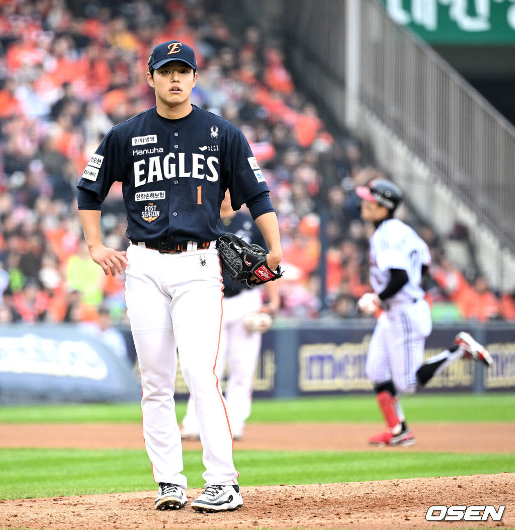 26일 오후 서울 잠실야구장에서 2025 신한 SOL Bank KBO리그 포스트시즌 한국시리즈 1차전 LG 트윈스와 한화 이글스의 경기가 열렸다.LG는 앤더스 톨허스트, 한화는 문동주를 선발 투수로 내세웠다.5회말 무사에서 LG 박해민에게 우월 솔로 홈런을 허용한 한화 문동주가 아쉬워하고 있다. 2025.10.26 /sunday@osen.co.kr