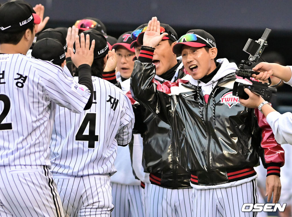 한 달 가까이 쉰 정규시즌 1위팀이 한국시리즈 1차전에서 이렇게 맹타를 휘두른 경기가 있었나. LG가 시리즈 기선을 제대로 제압하고 우승확률 73.2%를 따냈다. 프로야구 LG 트윈스는 26일 서울 잠실구장에서 열린 2025 신한 SOL뱅크 KBO 한국시리즈(7전 4선승제) 한화 이글스와의 1차전에서 8-2로 승리했다. 경기종료후 LG 염경엽 감독이 신민재와 하이파이브를 하고 있다. 2025.10.26 / soul1014@osen.co.kr