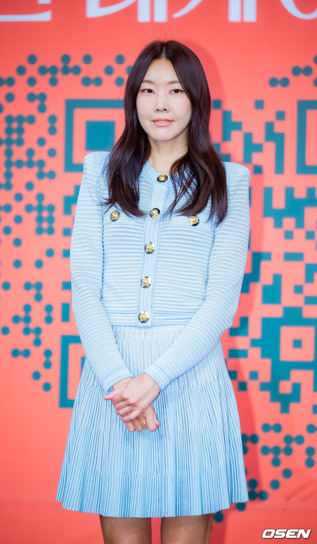 27일 오전 여의도 KBS 본관 TV스튜디오 TS-1에서 KBS 새 예능 ‘누난 내게 여자야’ 제작발표회가 진행됐다.KBS2 새 예능 ‘누난 내게 여자야’는 사랑 앞에 과감하고 솔직한 연상연하 남녀들의 도발적이고 진솔한 연애세포 재생 리얼리티로, ‘누나 대표’ 한혜진과 황우슬혜, ‘연하남 대표’ 장우영과 수빈이 출연한다.한혜진이 입장하며 포즈를 취하고 있다. 2025.10.27 / rumi@osen.co.kr