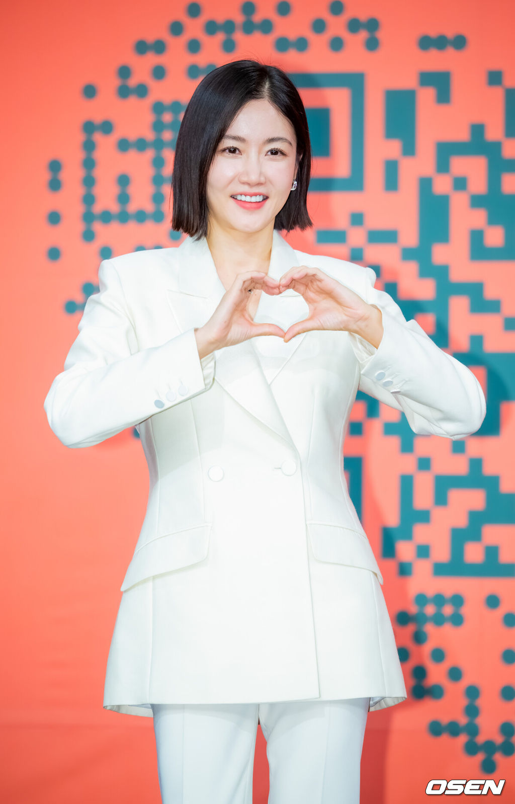 27일 오전 여의도 KBS 본관 TV스튜디오 TS-1에서 KBS 새 예능 ‘누난 내게 여자야’ 제작발표회가 진행됐다.KBS2 새 예능 ‘누난 내게 여자야’는 사랑 앞에 과감하고 솔직한 연상연하 남녀들의 도발적이고 진솔한 연애세포 재생 리얼리티로, ‘누나 대표’ 한혜진과 황우슬혜, ‘연하남 대표’ 장우영과 수빈이 출연한다.황우슬혜가 입장하며 포즈를 취하고 있다. 2025.10.27 / rumi@osen.co.kr