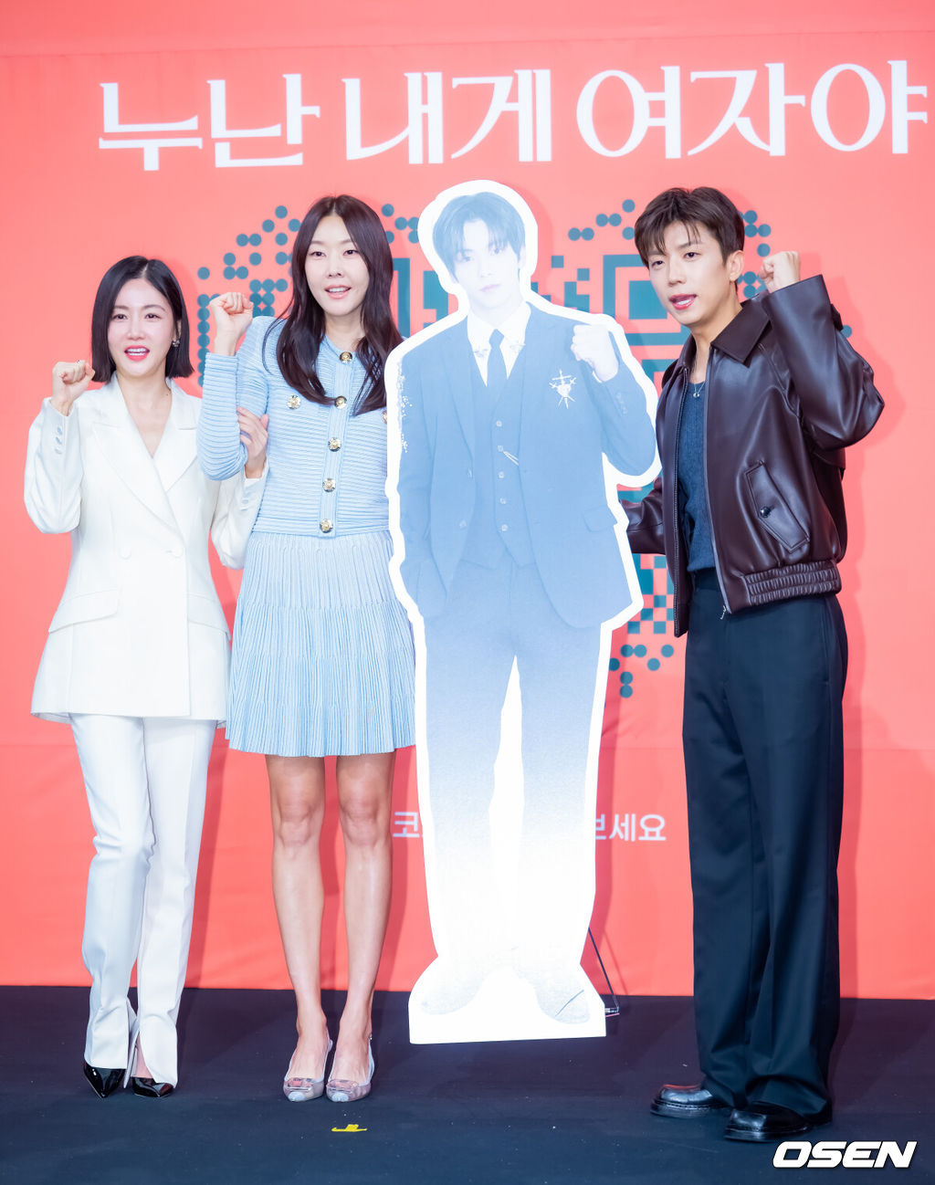 27일 오전 여의도 KBS 본관 TV스튜디오 TS-1에서 KBS 새 예능 ‘누난 내게 여자야’ 제작발표회가 진행됐다.KBS2 새 예능 ‘누난 내게 여자야’는 사랑 앞에 과감하고 솔직한 연상연하 남녀들의 도발적이고 진솔한 연애세포 재생 리얼리티로, ‘누나 대표’ 한혜진과 황우슬혜, ‘연하남 대표’ 장우영과 수빈이 출연한다.배우 황우슬혜, 한혜진, 우영(2PM)이 입장하며 포즈를 취하고 있다. 2025.10.27 / rumi@osen.co.kr