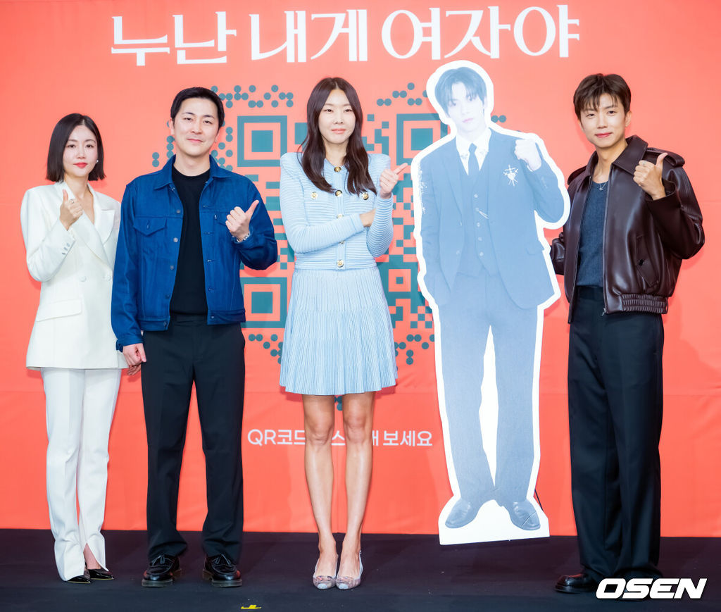 27일 오전 여의도 KBS 본관 TV스튜디오 TS-1에서 KBS 새 예능 ‘누난 내게 여자야’ 제작발표회가 진행됐다.KBS2 새 예능 ‘누난 내게 여자야’는 사랑 앞에 과감하고 솔직한 연상연하 남녀들의 도발적이고 진솔한 연애세포 재생 리얼리티로, ‘누나 대표’ 한혜진과 황우슬혜, ‘연하남 대표’ 장우영과 수빈이 출연한다.배우 황우슬혜, 박진우 PD, 한혜진, 우영(2PM)이 입장하며 포즈를 취하고 있다. 2025.10.27 / rumi@osen.co.kr